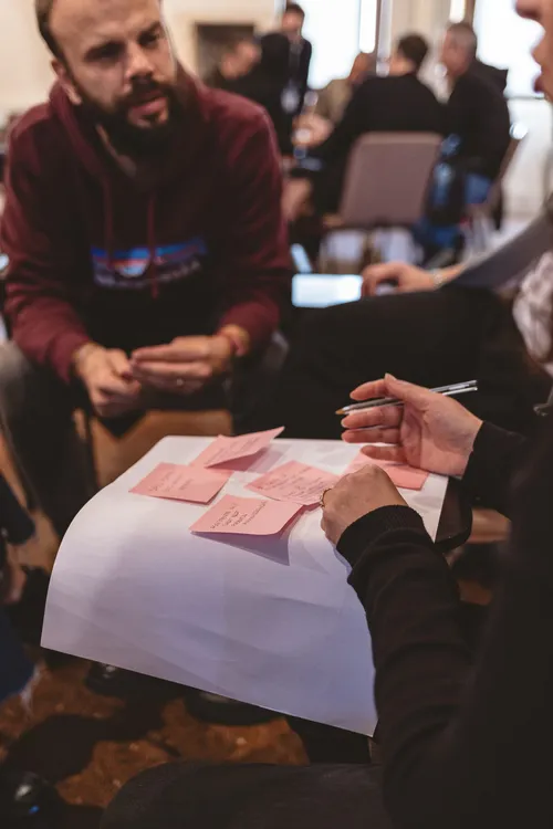 Un momento di lavoro di gruppo durante un workshop